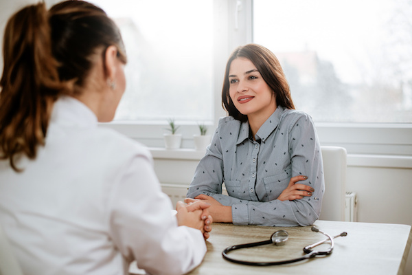 Una mujer conversa con una profesional de salud
